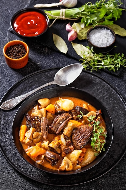 Photo beef bourguignon beef burgundy in a black bowl