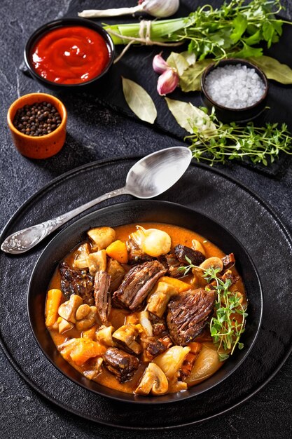 Foto beef bourguignon beef burgundy in een zwarte schaal