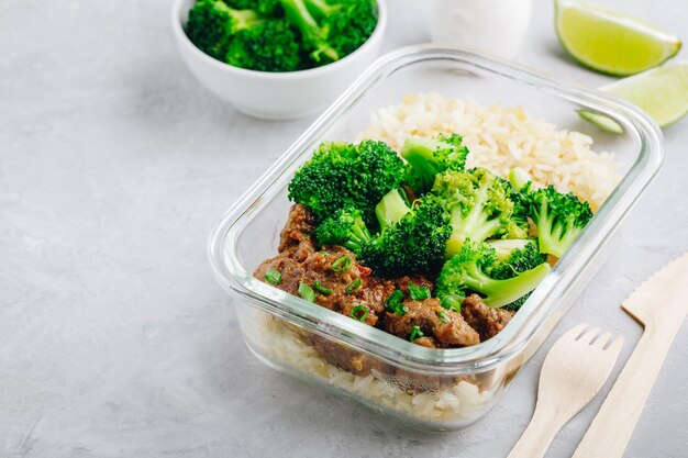 Beef Broccoli Stir Fry Meal Prep lunchbox container op grijze stenen achtergrond