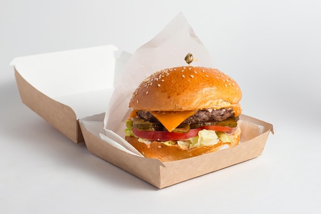 Beef burger burger levering hamburger op een witte achtergrond