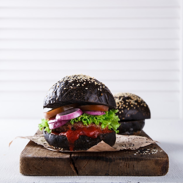 Hamburger di manzo con panino nero