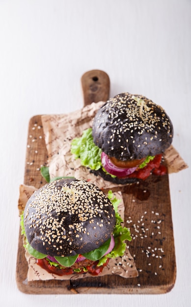 Hamburger di manzo con panino nero