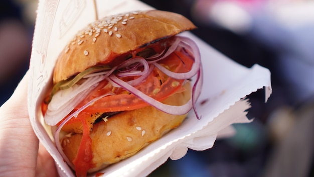 Photo beef burgers being served on food stall on open kitchen international food festival event of street food