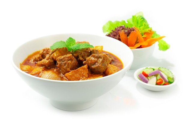 쇠고기 카레 Massaman 아시아 음식 스타일 제공 Ar Jad (오이, 양파, 식초에 고추) 장식 야채 측면