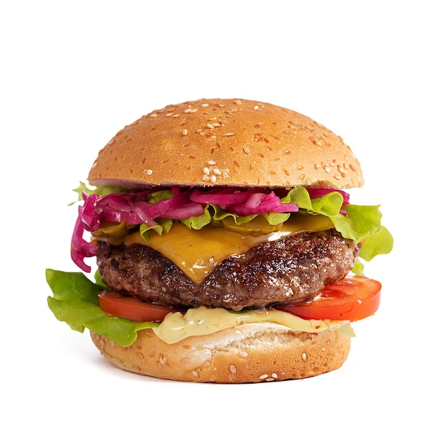 Beef hamburger Cheeseburger met beef burger tomaten kaas ingelegde komkommer en sla geïsoleerd op witte achtergrond