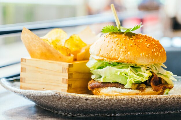 Foto hamburger di manzo spazzatura e stile alimentare malsano