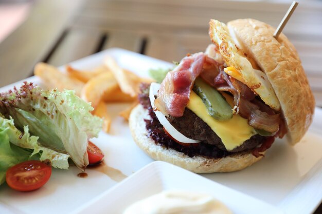 レタストマトの卵とチーズのビーフハンバーガー