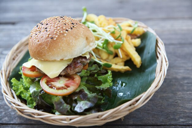 木の背景にビーフハンバーガー