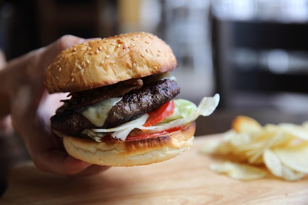 木の背景にビーフハンバーガー