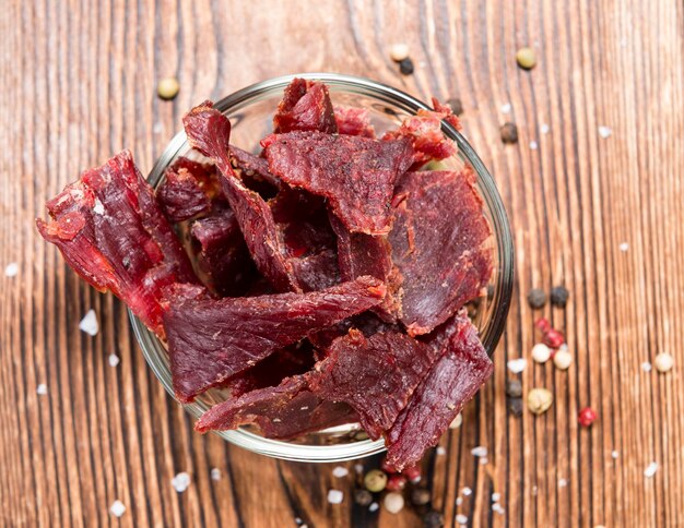 Foto beef jerky op houten achtergrond