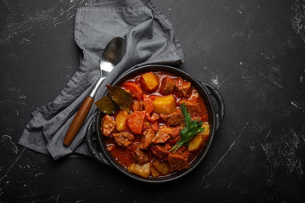 Foto stufato di carne di manzo con patate, carote e deliziosa salsa