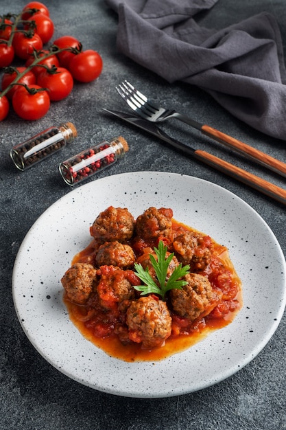 Photo beef meatballs stewed in tomato sauce on a plate