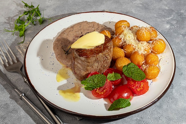 Beef medaillon met aardappelballen en paddenstoel saus bekroond met een stukje boter