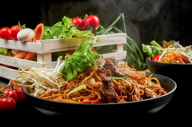 Photo beef noodles in a bowl with cashew