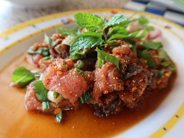 Foto beef pittige salade of larb beef in thais eten