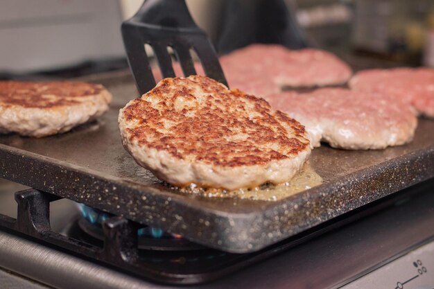 牛肉の子牛肉を火で焼いたり、火で焼いたりして、ご自宅でくつろぎながら美味しいお食事をお楽しみください