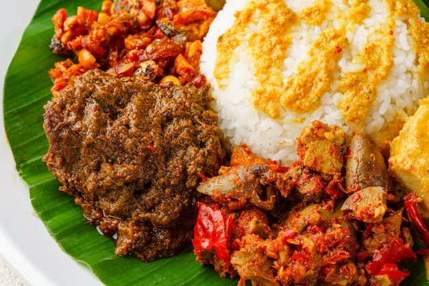 Beef Rendang 또는 Nasi Rendang Sapi는 Minangkabau West Sumatra에서 유래한 Minang 요리입니다.