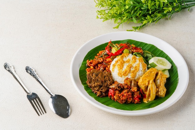 Il manzo rendang o nasi rendang sapi è un piatto minang originario del minangkabau west sumatra