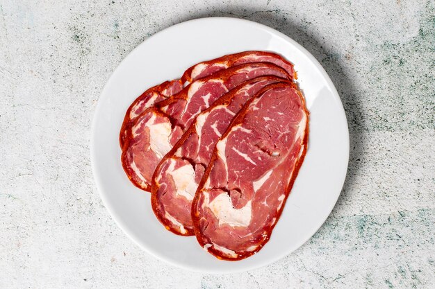 Photo beef ribeye bacon dried turkish pastrami slices in plate traditional turkish delicacies top view