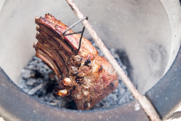 tandoor에 쇠고기 갈비뼈. 육즙이 구운 고기