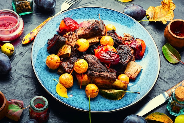 Photo beef ribs with bone and fruit sauce