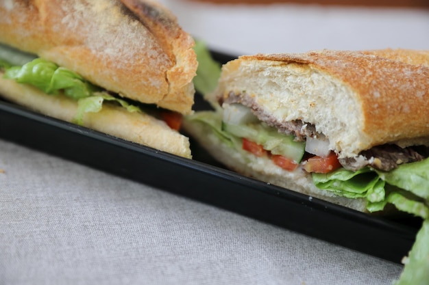 Сэндвич с говядиной на деревянном фоне