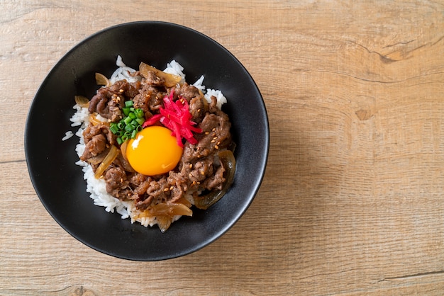 写真 牛肉をご飯の上にのせて（ぎゅうどん）