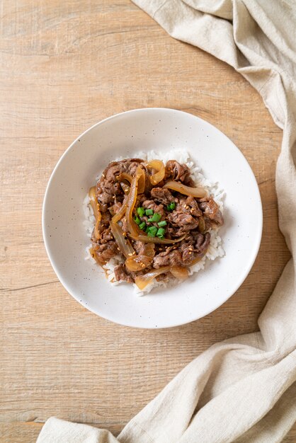 beef sliced on topped rice (GYUU-DON)