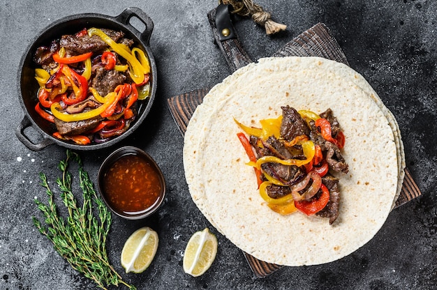 Beef Steak Fajitas met tortilla, mix peper en ui traditioneel Mexicaans eten