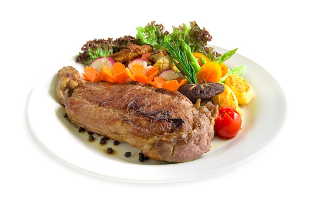 Стейк из говядины с черным перцем украсить свежим розмарином, спаржей на гриле, вешенкой и салатом из редьки