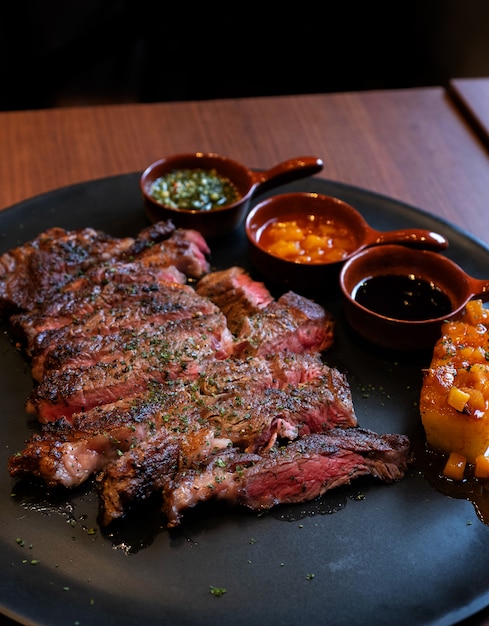 Photo beef steak with grilled pineapple and sweet sauce