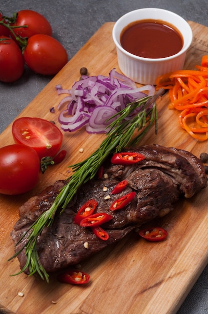 Bistecca di manzo con cipolla rossa, carota e salsa di pomodoro