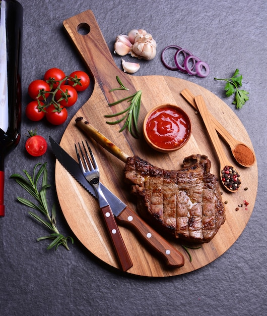 Photo beef steak with spices and vegetables