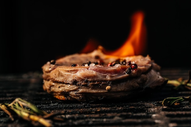 불길에 휩싸인 그릴에 있는 쇠고기 스테이크 고기 조각 미국 요리 The concept cooking meat 음식 레시피 배경 텍스트를 위한 장소를 닫습니다
