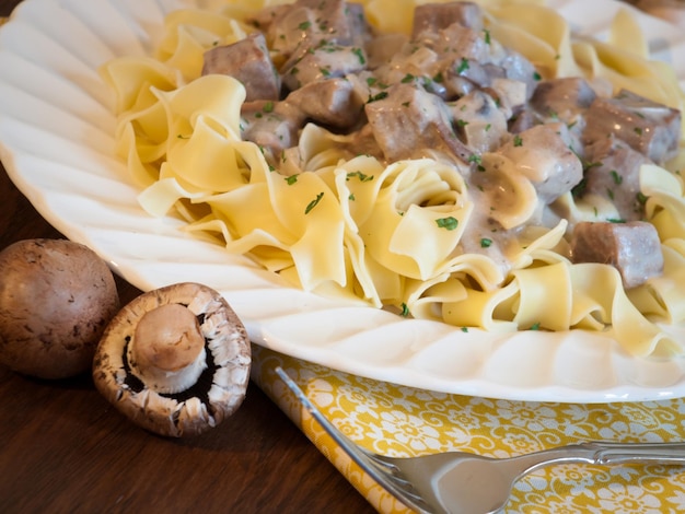 Manzo alla stroganoff su pasta all'uovo.