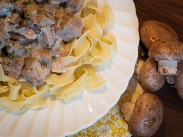 Beef stroganoff op eiernoedels.