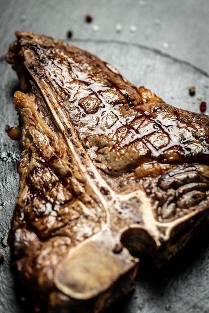 Bistecca di manzo t-bone succosa carne di manzo rara con spezie. cucina americana. il concetto di cottura della carne. bistecca alla fiorentina alla griglia mediamente cotta, porterhouse di wagyu invecchiato al barbecue.