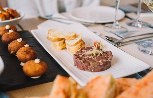 Tartare di manzo marinata alle spezie e servita con pane tostato