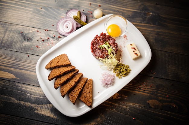 Tartare di manzo con cetriolo sottaceto e cipolla fresca.