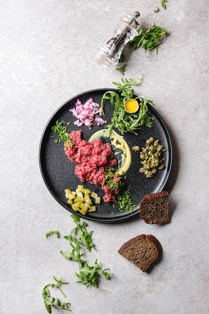 Photo beef tartare with quail egg