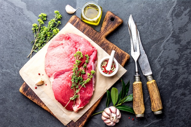 Photo beef tenderloin on a grill pan with seasoning