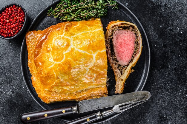 Beef Wellington klassieke steak gerecht met ossenhaas vlees op een bord.