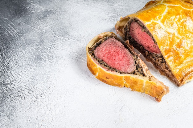 Слоеный пирог Веллингтон из говядины классический стейк с мясной вырезкой.