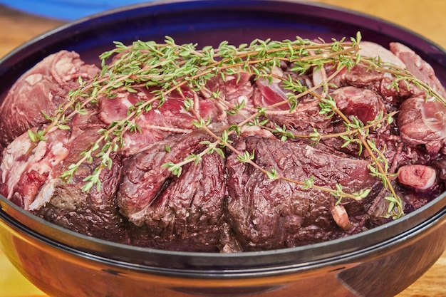 Foto la carne con rosmarino e burro è pronta per la cottura in forno