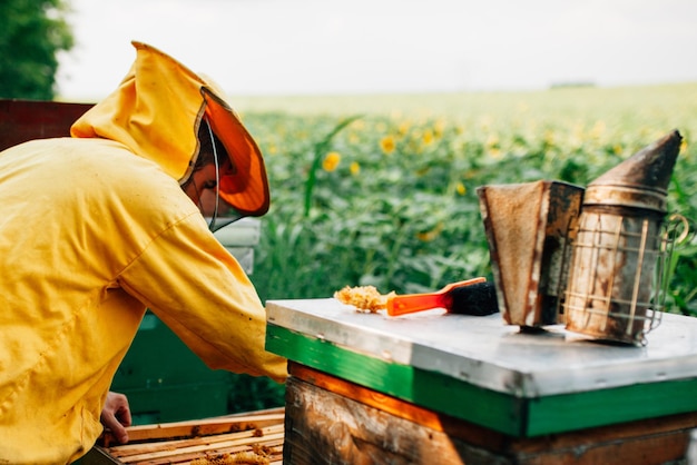 Photo beekeeper opening containers