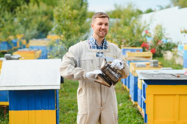 Пчеловод работает по сбору меда Концепция пчеловодства