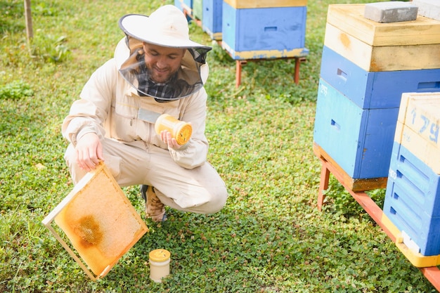 養蜂家が蜂蜜を集める養蜂のコンセプト