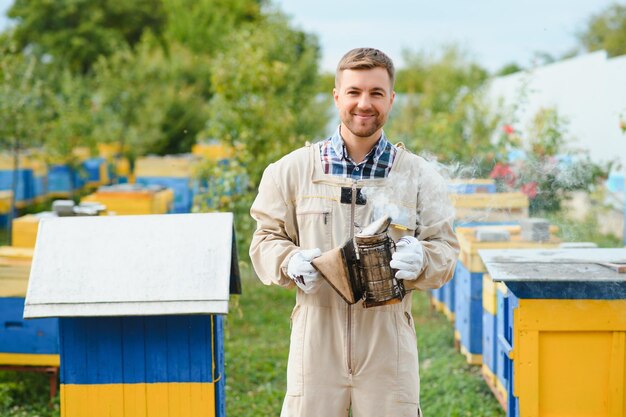 Foto apicoltore di apicoltura al lavoro api in volo