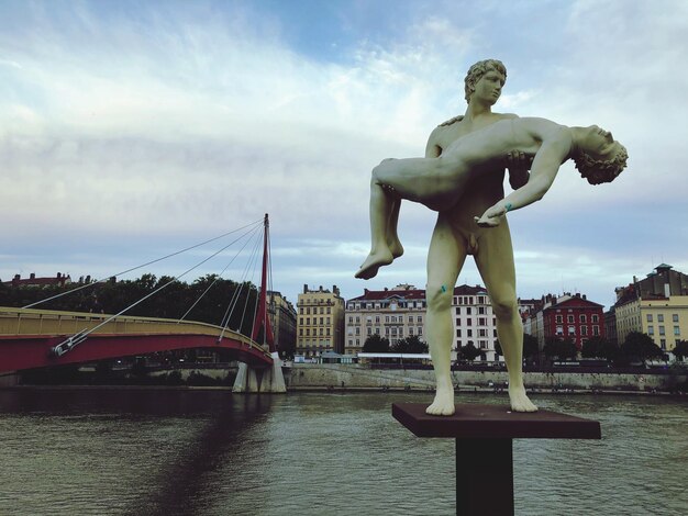 Beeld bij de rivier tegen de lucht in de stad