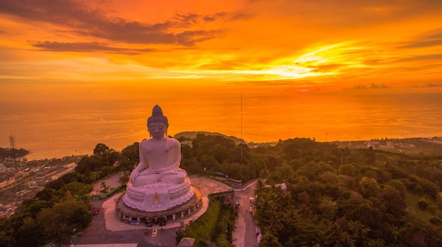 Foto beeld bij de tempel tegen de hemel bij zonsondergang